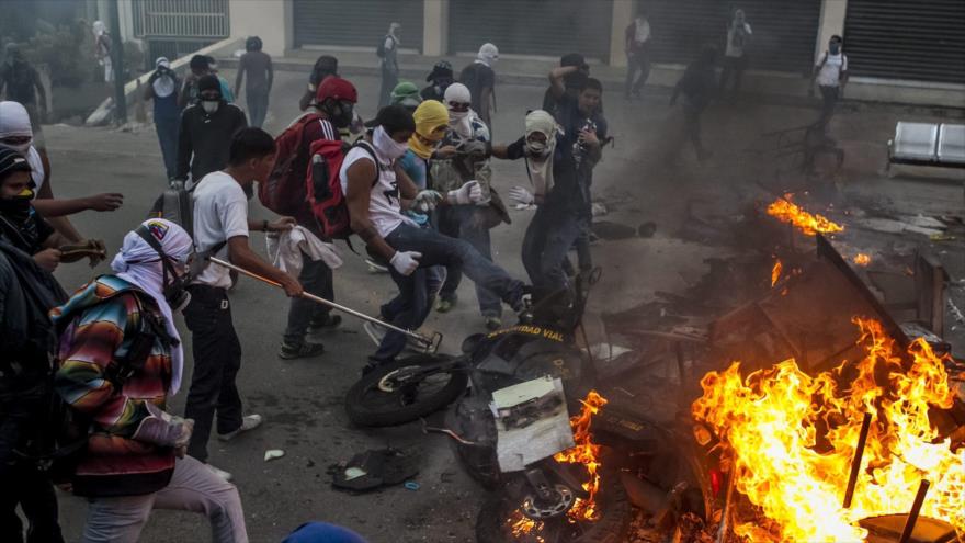 Elementos afiliados con la derecha venezolana durante los disturbios en Caracas, capital venezolana, en febrero de 2014.