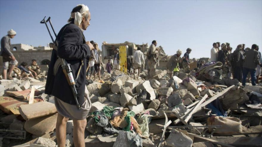 Yemeníes buscan supervivientes bajo los escombros tras ataque aéreo saudí en una zona residencial.