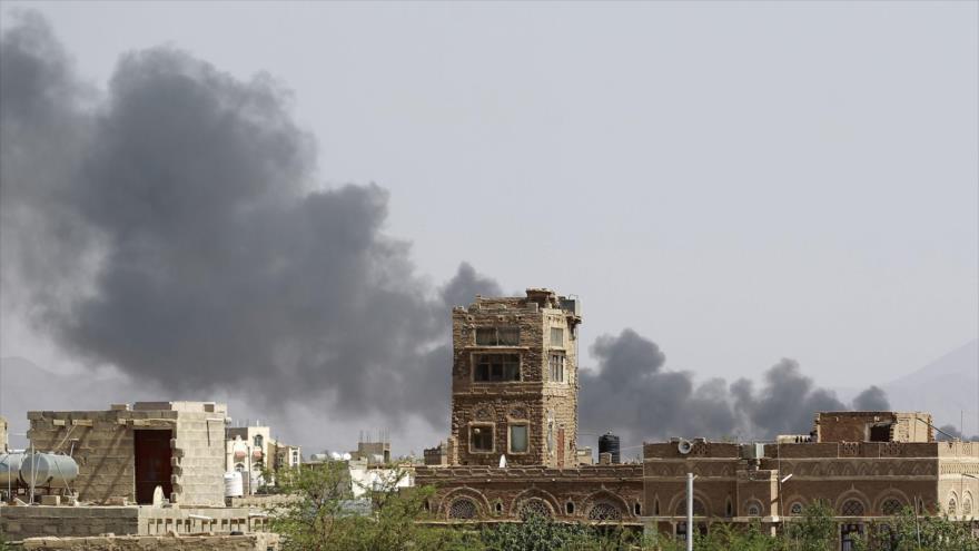 Humo emerge tras ataques aéreos saudíes en un depósito de armas de un aeropuerto militar en la ciudad de Saná, capital de Yemen. 20 agosto del 2015