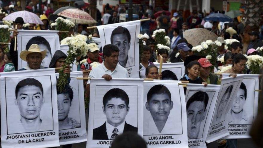 Una manifestación de los familiares de los 43 estudiantes desaparecidos en México