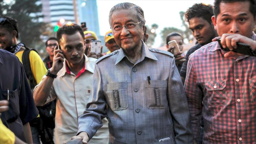 El ex primer ministro de Malasia, Mahathir Mohamad (centro), en las manifestaciones contra el actual premier, Nayib Razak, celebradas en la ciudad capitalina de Kuala Lumpur. 29 de agosto de 2015
