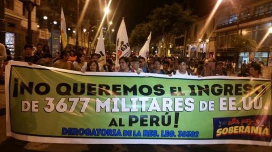 Peruanos protestan contra la llegada a su país de portaaviones de EEUU y sus tripulantes, en Lima, la capital. 1 de septiembre de 2015
