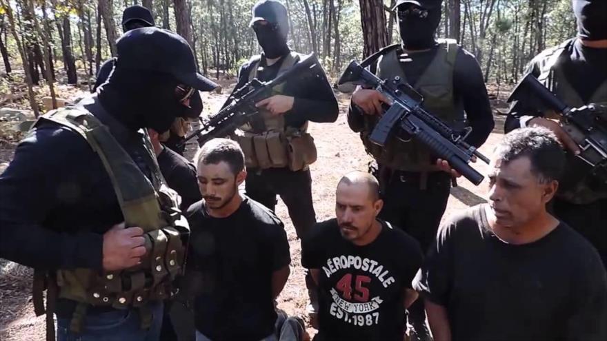 Miembros del cártel Jalisco Nueva Generación (CJNG) secuestran a un grupo de ciudadanos.