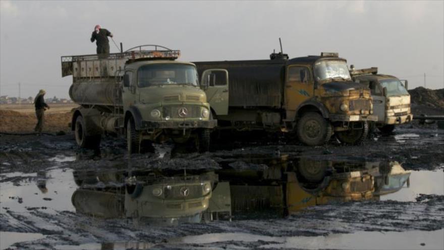 Integrantes del grupo terrorista de Daesh almacenan crudo extraído de un yacimiento petrolífero en Irak.