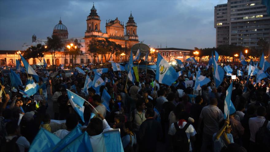 Guatemaltecos celebran el voto del Congreso al levantamiento de la inmunidad del presidente Otto Pérez Molina, 1 de septiembre de 2015.