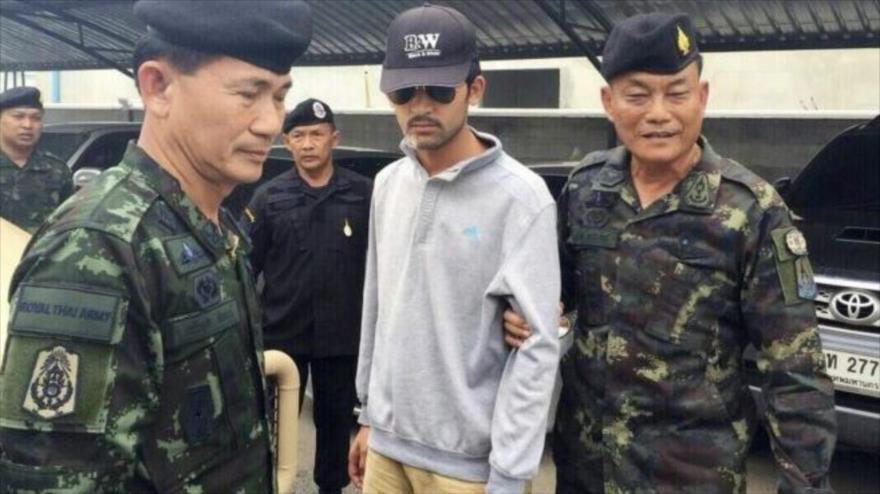 Militares tailandeses detienen al sospechoso identificado como Emrah Davutoglu, cerca de la frontera con Camboya.