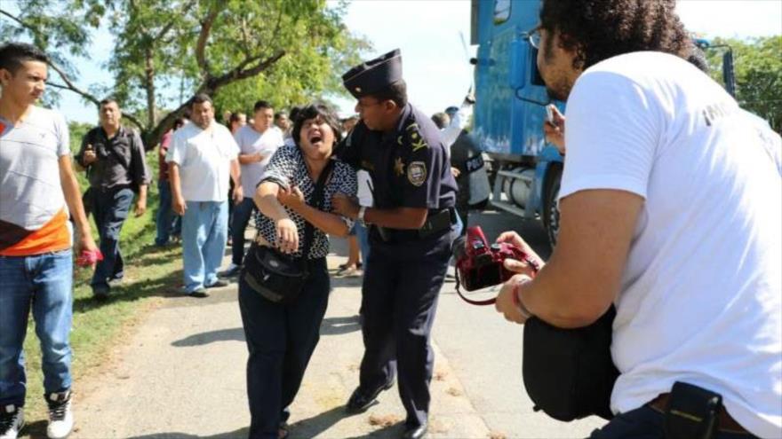La periodista Dunia Montoya es atacada por la Policía hondureña, 1 de septiembre de 2015.
