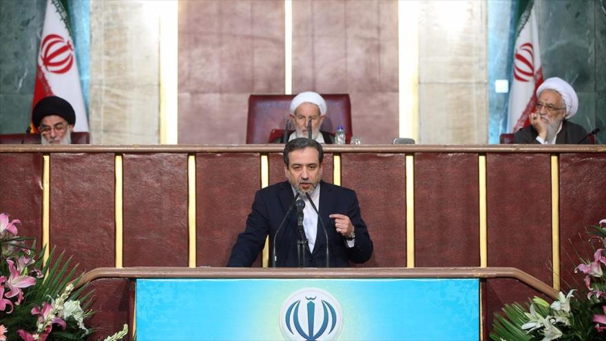 El alto negociador iraní, Seyed Abás Araqchi, ante la Asamblea de Expertos de Irán, 2 de septiembre 2015 