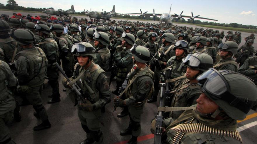 Tropas de Fuerzas Especiales de Venezuela desplegadas en La Fria, en el estado de Tachira, fronterizo con Colombia, 31 de agosto de 2015.