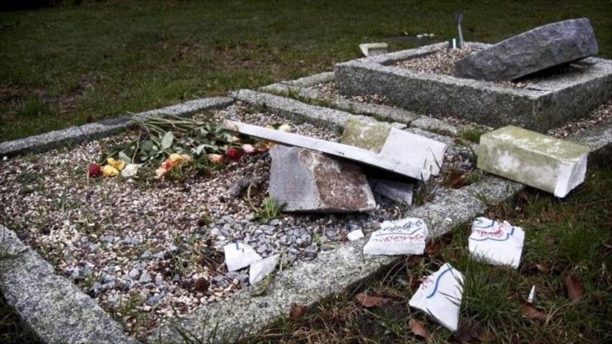 Una tumba musulmana ha sido destrozada en el cementerio Vestre Kirkegaard en Copenhague, 10 de enero del 2005.