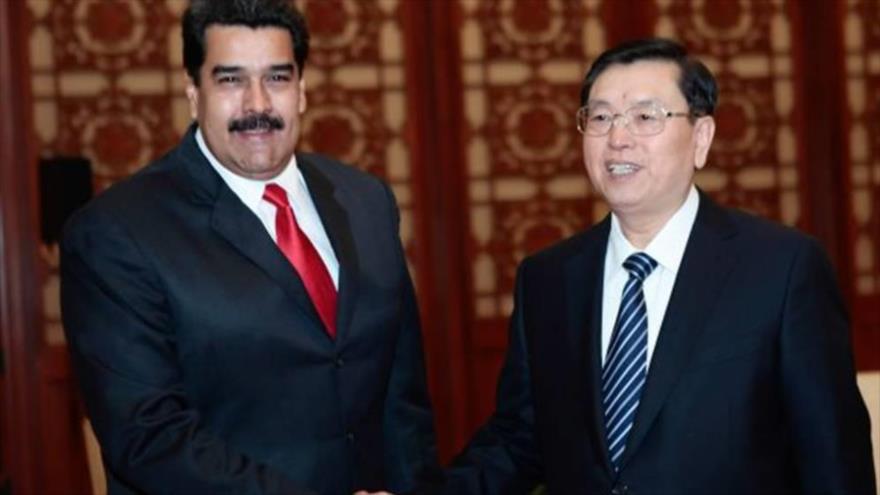 El presidente venezolano, Nicolás Maduro (izda.) y el presidente del Parlamento chino, Zhang Dejiang (dcha.).