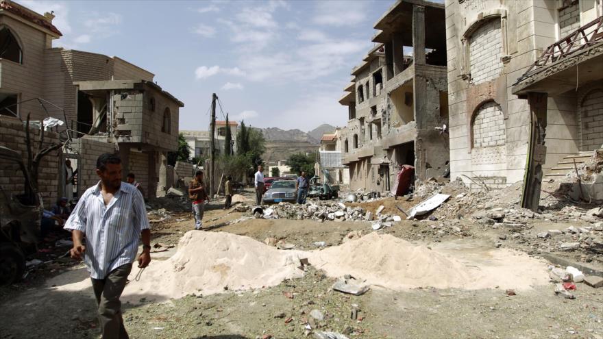 Un hombre observa las destrucciones causadas por ataques aéreos saudíes en Saná, capital de Yemen.