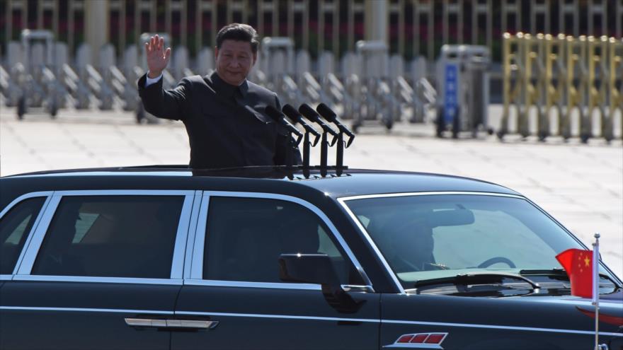 El presidente de la República Popular China, Xi Jinping, saluda mientras pasa revista a las tropas del Ejército chino durante el desfile, en Pekín, del 70º aniversario de la victoria del pueblo chino en la Guerra de Resistencia contra Japón y del final de la IIª Guerra Mundial, 3 de septiembre de 2015.