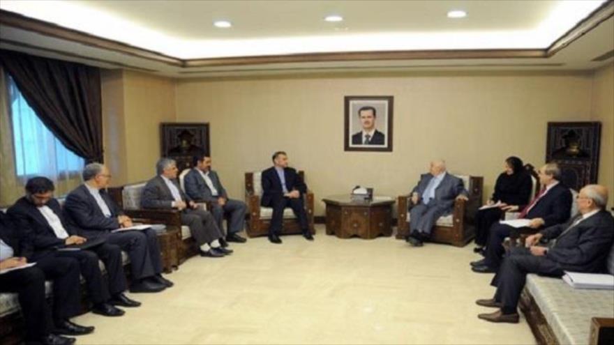 El vicecanciller iraní para Asuntos Árabes y Africanos Husein Amir Abdolahian reunido con el canciller sirio, Walid al-Moalem en Damasco, capital siria. 2 de septiembre de 2015