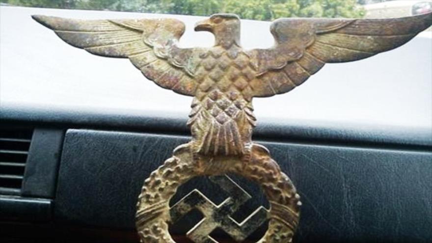 Un águila nazi que supuestamente hallaron los buscadores en la zona cerca del tren nazi desaparecido en Polonia.