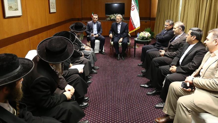 El presidente del Parlamento iraní (Mayles), Ali Lariyani reunido con el movimiento antisionista Neturei Karta, también conocido como Judíos Unidos Contra el Sionismo. 3 de septiembre de 2015