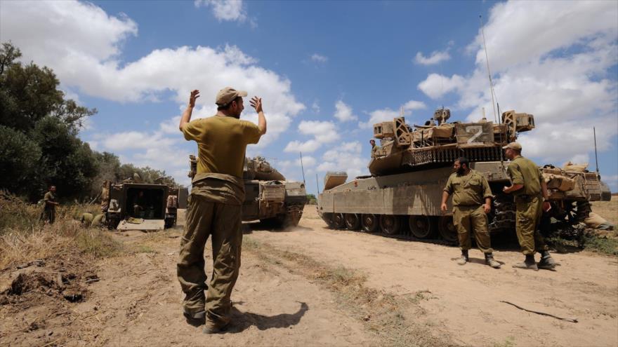 Un soldado israelí dirige un tanque Merkava.