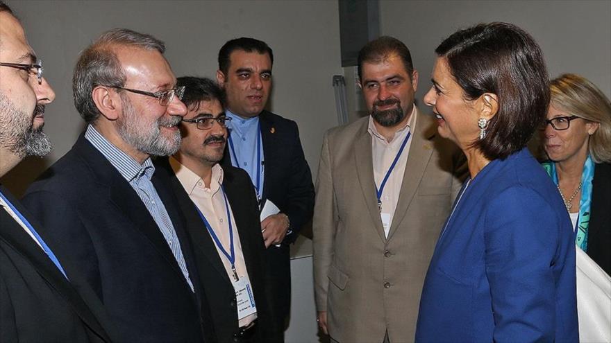 El presidente del Parlamento de Irán, Ali Lariyani, saluda a su homóloga de Italia, Laura Boldrini, 2 de septiembre de 2015, Nueva York (EEUU)