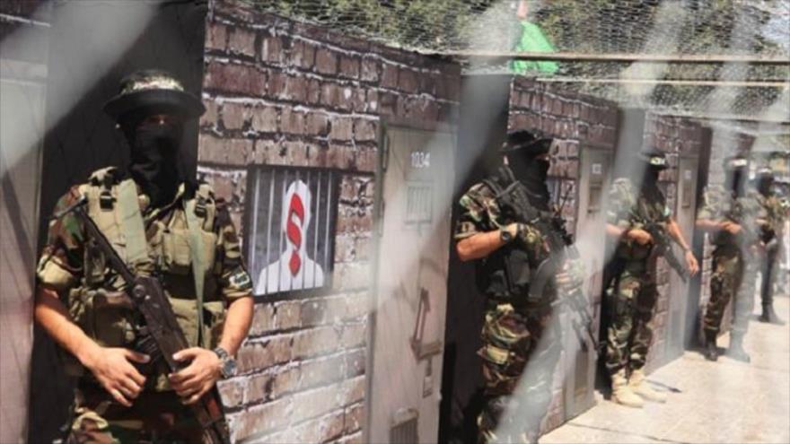 HAMAS inaugura una exposición representativa de su cárcel central en Gaza sobre los soldados israelíes que el movimiento tiene en su poder.