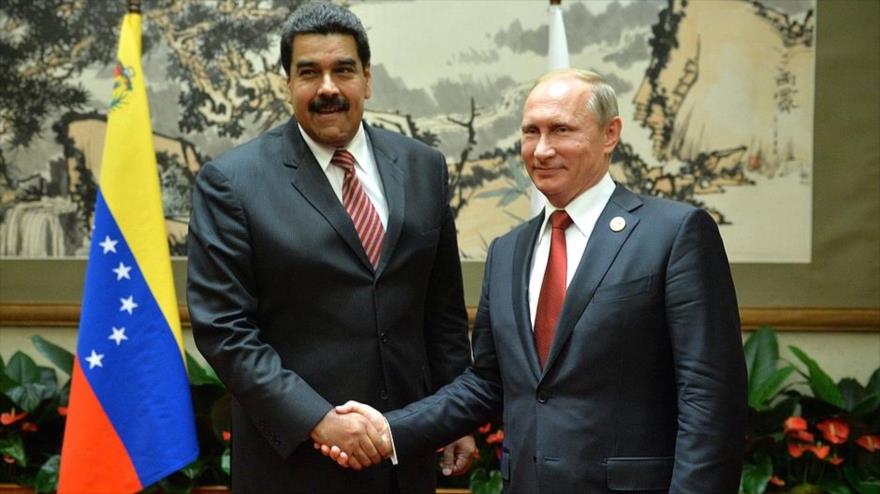 El presidente de Venezuela, Nicolás Maduro (izda.) se reúne con su par ruso, Vladimir Putin (dcha.) en China. 3 de septiembre de 2015