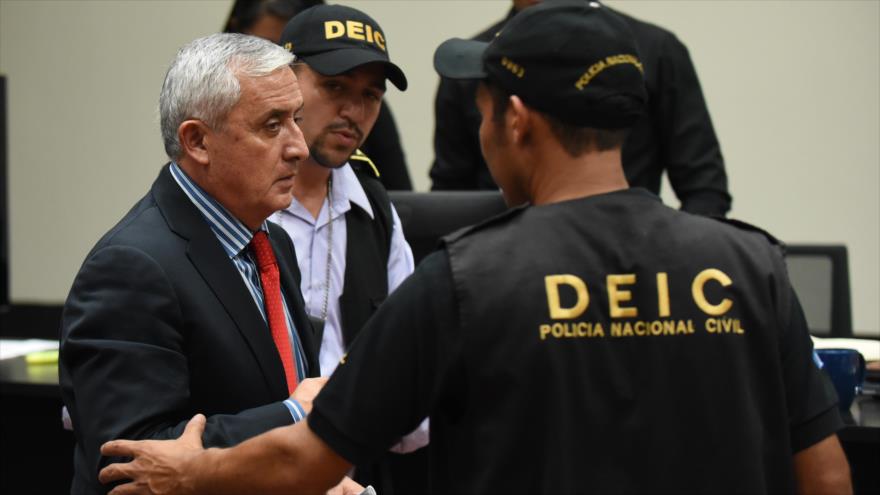 El expresidente Otto Pérez Molina, es llevado bajo custodia al final de una audiencia en el Tribunal de Justicia en la ciudad de Guatemala. 3 de septiembre de 2015