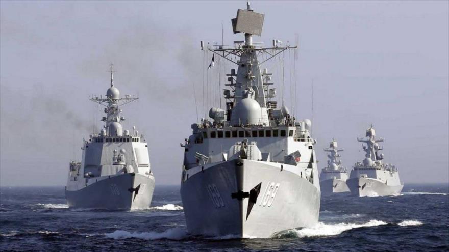 El navío destructor chino, Wuhan, dirige una flota naval para participar en un ejercicio conjunto con Rusia en el mar de Japón, el 3 de julio de 2013