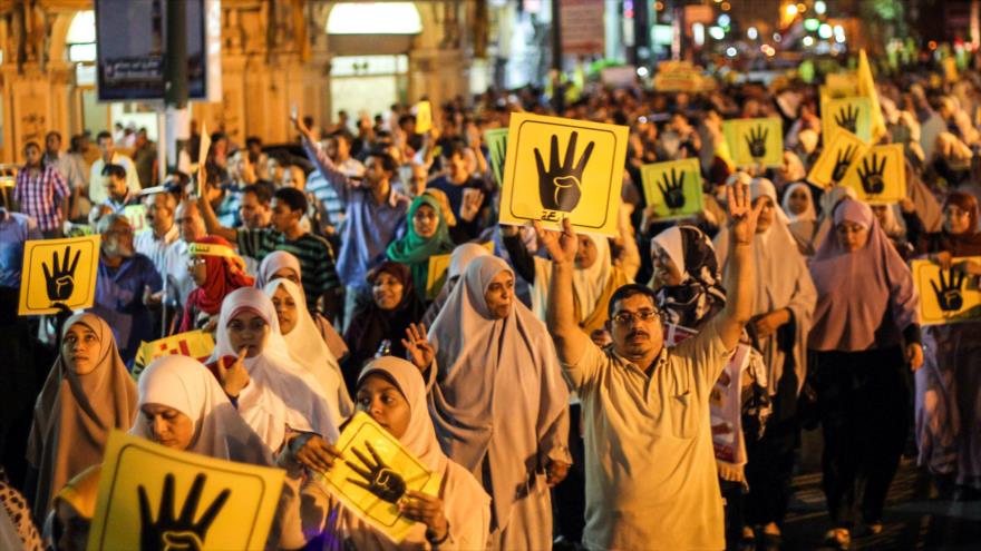 Simpatizantes del movimiento Hermanos Musulmanes (HHMM) realizan una marcha en Egipto.