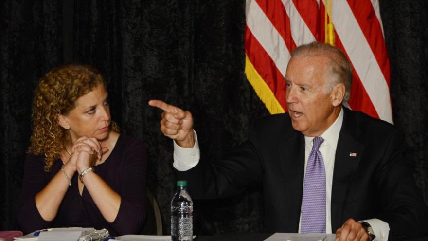 Vicepresidente de EEUU, Joe Biden (derecha) habla ante líderes judíos en Atlanta junto a demócrata Debbie Wasserman Schultz. 3 de septiembre de 2015