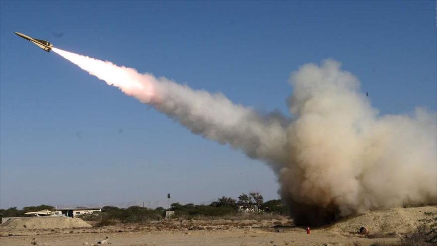El momento del lanzamiento del misil antiaéreo iraní Shalamche durante un ejercicio militar