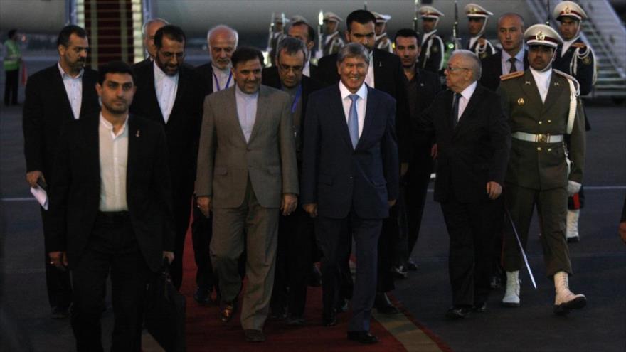 El presidente de Kirguistán, Almazbek Atambayev (drcha), llega a la capital iraní, 4 de septiembre de 2015.