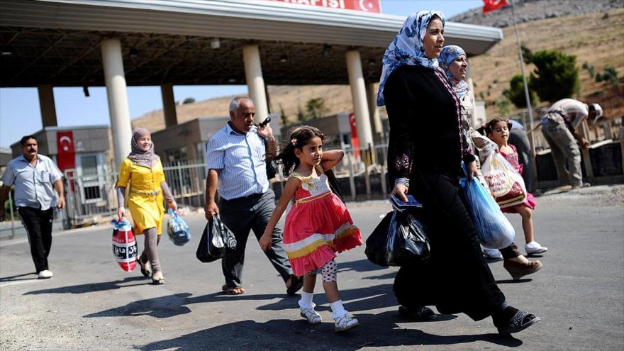 Refugiados sirios huyen de la crisis impuesta desde el exterior a su país.