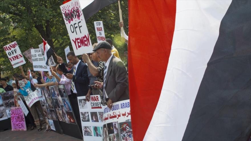 Yemeníes y activistas de derechos humanos estadounidenses se congregaron frente a la Casa Blanca en protesta contra la visita del rey saudí a EE.UU., 4 de septiembre de 2015.