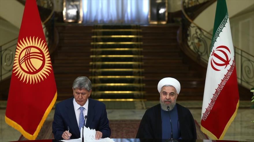 El presidente iraní, Hasan Rohani (derecha) en una ruda de prensa conjunta con su homólogo kirguizo, Almazbek Atambayev en la capitalina ciudad de Teherán. 5 de septiembre de 2015