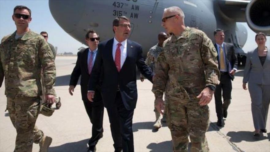 El secretario de Defensa estadounidense Ashton Carter (centro) habla con funcionarios militares estadounidenses en Bagdad, capital iraquí. 23 de julio de 2015