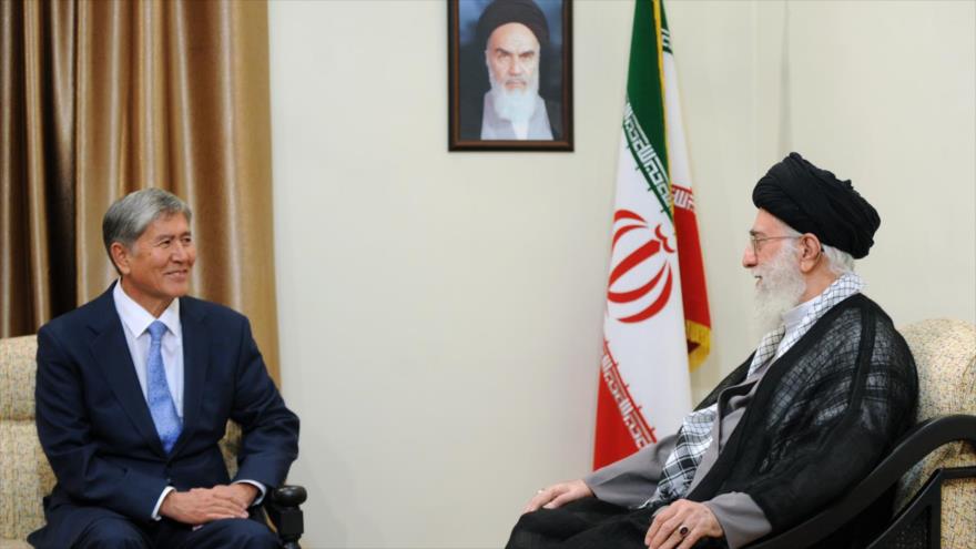 El Líder de la Revolución Islámica de Irán, el ayatolá Seyed Ali Jamenei, se reúne con el presidente de Kirguistán, Almazbek Atambayev. 5 de septiembre de 2015