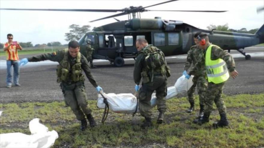 Las Fuerzas Militares de Colombia trasladan los cuerpos sin vida de los miembros de las FRAC. 5 de septiembre de 2015