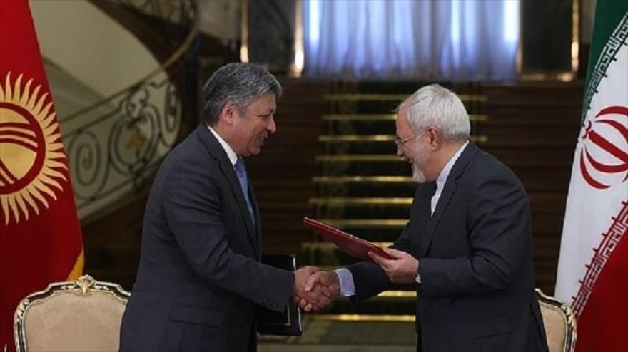 El presidente de Kirguistán, Almazbek Atambayev (izqda), se reúne con el canciller iraní, Mohamad Yavad Zarif, en Teherán, capital persa. 5 de septiembre de 2015 