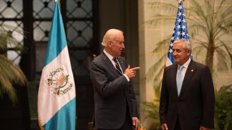 El vicepresidente de EE.UU., Joe Biden (izqda.), en una reunión con el expresidente de Guatemala Otto Pérez Molina, mantenida el 2 de marzo de 2015.