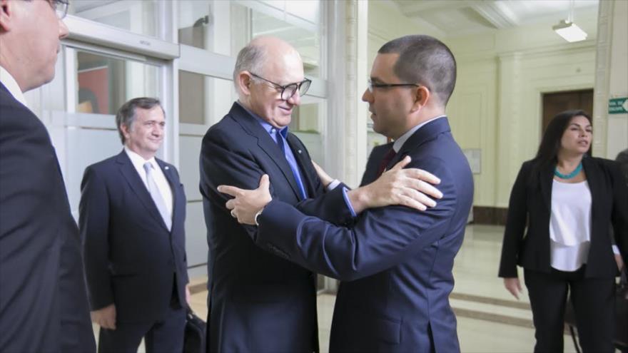 El vicepresidente de Venezuela, Jorge Arreaza (drcha.),recibe el canciller argentino, Héctor Timerman. 5 de septiembre de 2015