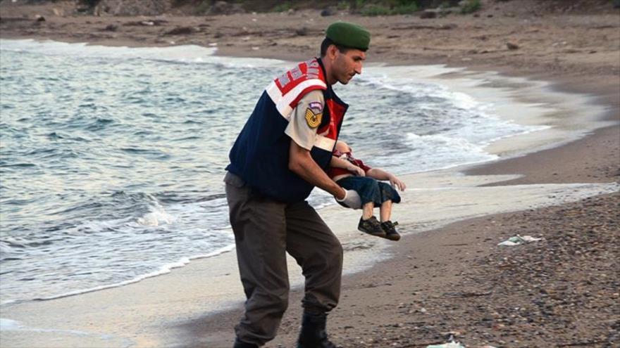 El momento en el que recuperan el cadáver de Aylan Kurdi, niño sirio de tres años, en una playa en Turquía, donde se ahogó en el mar Mediterráneo.