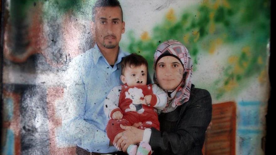 Saad y Riham Dauabsha, junto con su bebé Ali, en una foto hallada en su casa incendiada por los colonos israelíes.