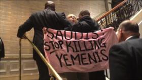 Video: Una activista protesta frente a la residencia del rey saudí en EEUU