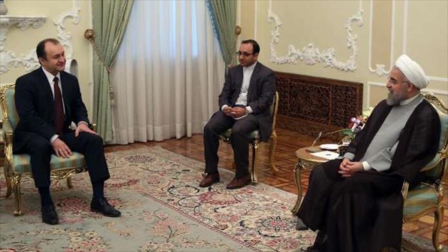El presidente iraní, Hasan Rohani, durante una reunión con el nuevo embajador húngaro, Yanosh Kwach, Teherán (Irán), 6 de septiembre de 2015.