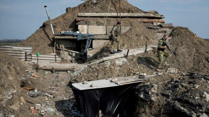 Construcción de fortificaciones en la línea de separación, este de Ucrania.
