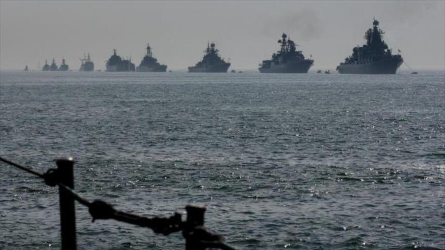 Una flotilla de destructores rusos dirigiéndose a la base naval Tartus en Siria.