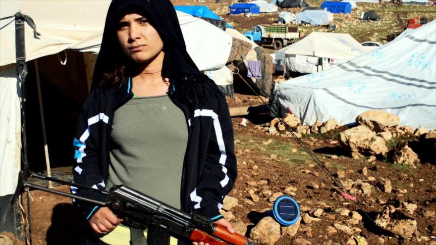 Hannah Elyas, una mujer izadí de 19 años, recibe entrenamiento militar en la ciudad siria de Sinyar para luchar contra EIIL.