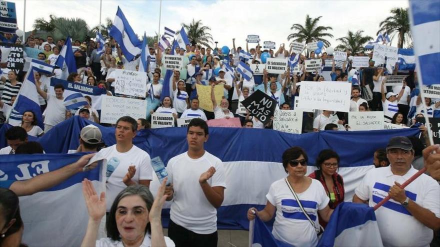 Varias personas se concentraron en el redondel de las fuentes Beethoven pidiendo, entre otras cosas, la creación en El Salvador de un organismo similiar a la CICIG de Guatemala, 5 de septiembre de 2015.