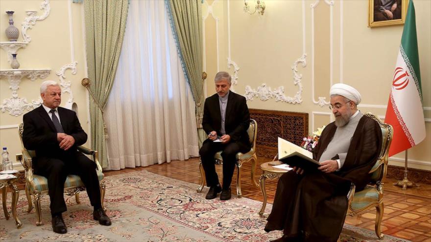 El presidente iraní, Hasan Rohani (dcha.), se reúne con el nuevo embajador iraquí en Teherán, Rajeh Saber Abboud al-Mousavi (izda.), 6 de septiembre de 2015.