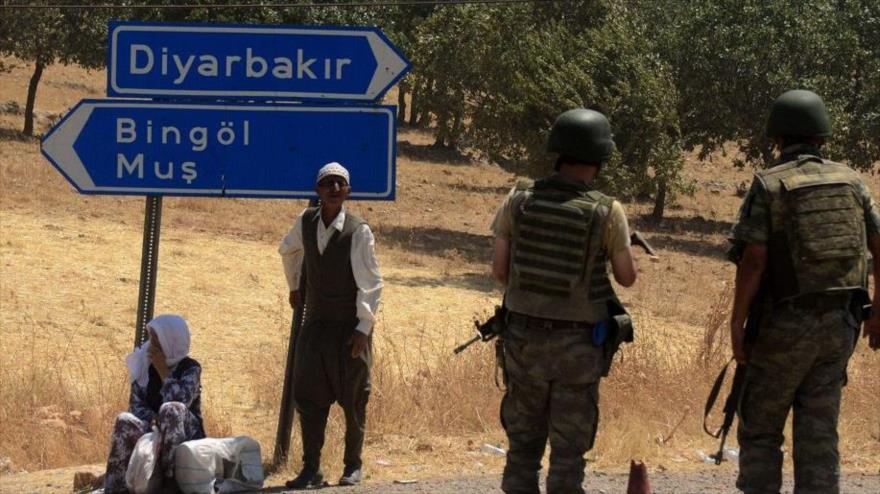 Dos soldados turcos en un puesto de control en la provincia de Diyarbakir.