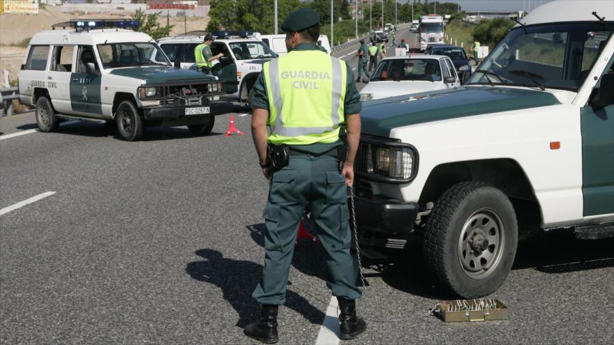 Guardias civiles españoles desplegados en una carretera